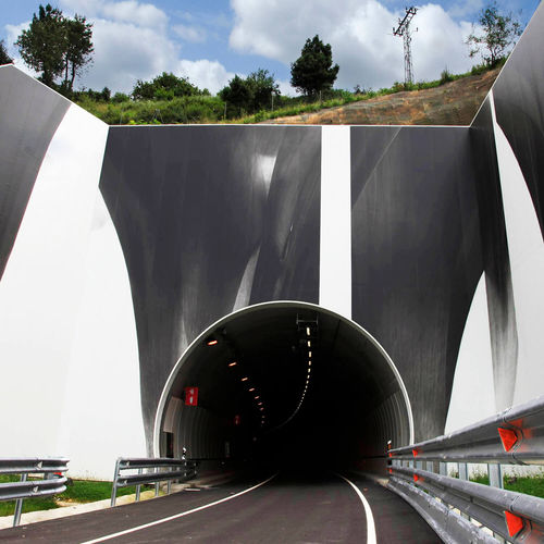 印花立面 - EMBOQUILLE TÚNEL CORREDOR DEL CADAGUA - Umetal - 面板 / 金属 / 光滑