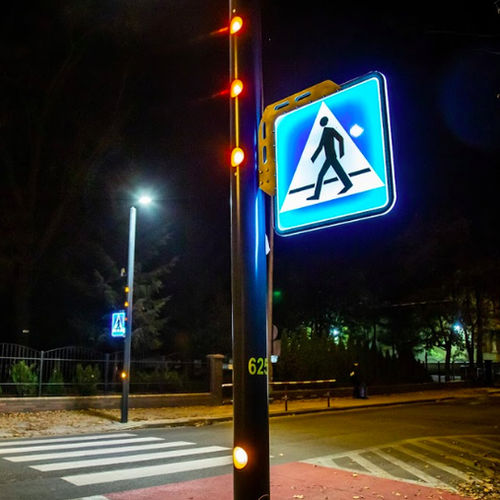 落地道路指示牌 - SMARTPOLE CROSSING  - Alumast - LED式 / 可变信息