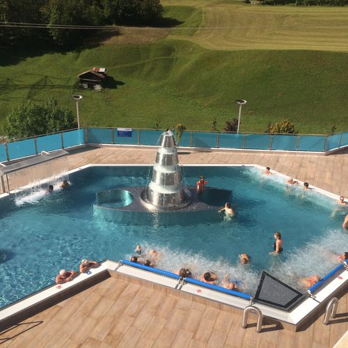 无边式游泳池 - LEUKERBAD THERME - BERNDORF METALL- UND BÄDERBAU GMBH - 定制 / 户外 / 室内