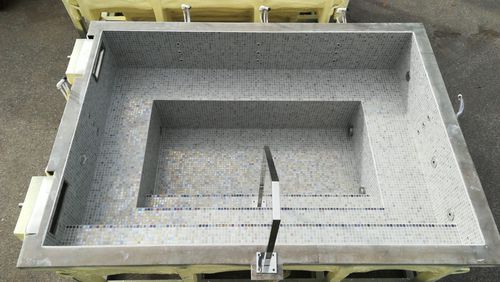 嵌入式水疗浴缸 - ADMIRAL - Tilestone Pools one piece tiled pools - 正方形 / 多座位 / 户外