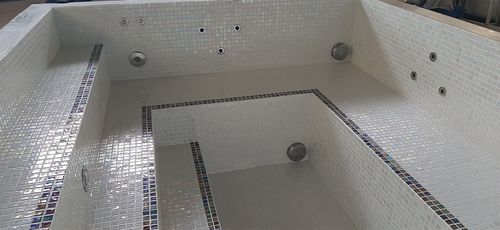 嵌入式游泳浴缸 - TILESTONE CITY SPA 2.5x2.0 - Tilestone Pools one piece tiled pools - 地上 / 长方形 / 多座位