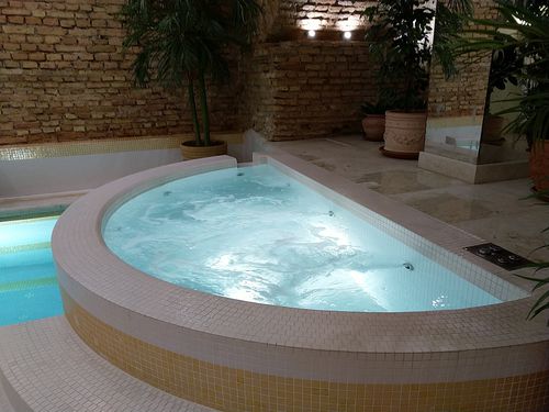 地上水疗浴缸 - Tilestone Pools one piece tiled pools - 半圆 / 多座位 / 室内