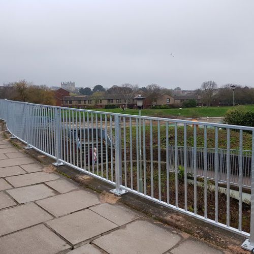 栅栏式围栏 - PEDESTRIAN PARAPET  - ALPHA RAIL - 用于公共空间 / 金属 / 高安全性
