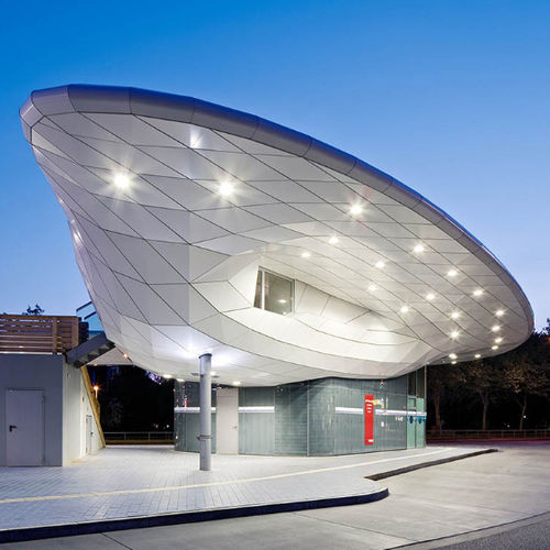 外包复合板 - BUS TERMINAL HAMBURG-POPPENBÜTTEL - ALUCOBOND/阿鲁克邦 - 建筑物 / 入口雨棚 / 用于遮蔽棚