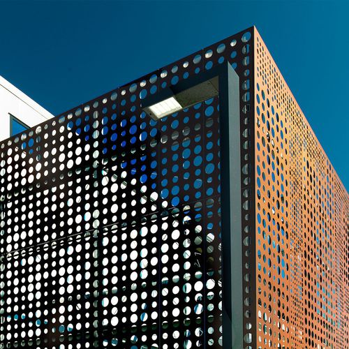 金属建筑遮阳板 - TRAISENPARK - ALUCOBOND/阿鲁克邦 - 用于外墙 / 立式 / 带孔