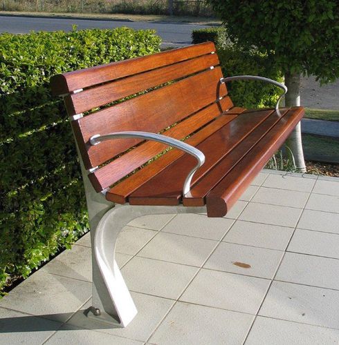 现代风格公共长椅 - ALPERTON  - Urban Fountains and Furniture - 木质 / 金属 / 带扶手