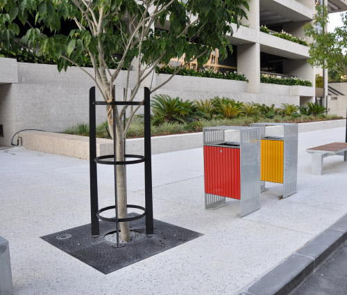 正方形树池盖板 - URBAN FF - Urban Fountains and Furniture - 长方形 / 金属