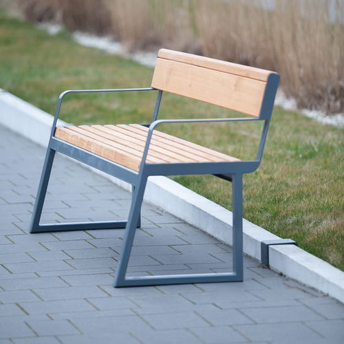现代风格公共长椅 - Amager - Københagen Outstanding - 落叶松木 / 粉末涂层钢 / 带椅背