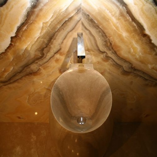 台面式洗手池 - ROMAN TRAVERTINE SINK "NAIL" AND ONYX ARIS WALL - GIOVANNOZZI MARMI S.R.L. - 圆形 / 大理石