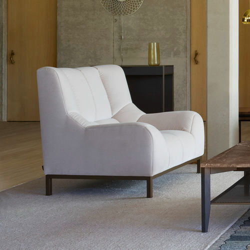 现代风格扶手椅 - PHILEAS - Ligne Roset - 皮质 / 聚氨酯发泡 / 布料