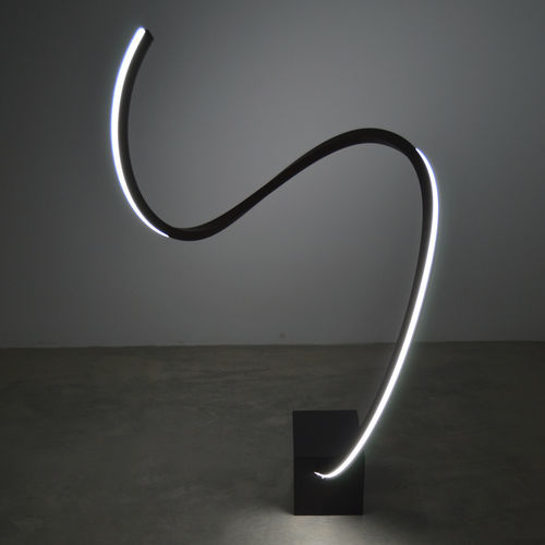 雕塑灯 - HORN - KISSA LAMPS - 落地 / 挤压铝材 / 热喷漆铝制