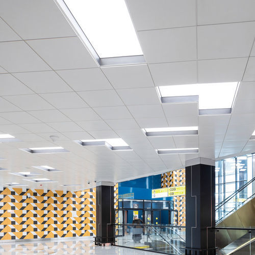 金属吊顶 - Armstrong MicroLook, Axal Vector - Knauf Ceiling Solutions - 方砖 / 办公室 / 用于会议大厅