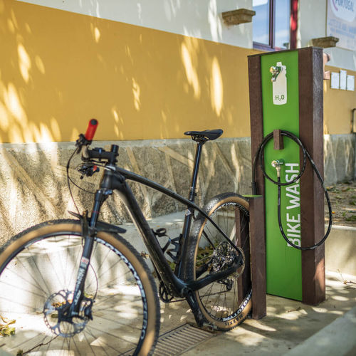 塑料自行车维修站 - CYCLIN' CENTERS - Floema - 带工具箱 / 公共空间