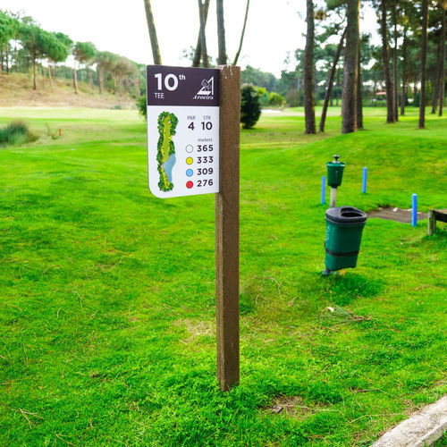 再生塑料指示牌 - TEE SIGN - Floema - HPL / 过度循环 / 高尔夫球场