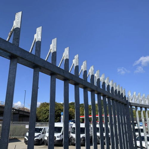 焊接网格围栏 - BARBICAN® BARBED TOP - Jacksons Fencing - 住宅 / 专业用途 / 工业