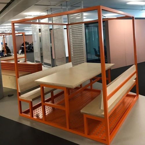 现代风格桌凳组合套装 - Specialist Joinery Group - 木质 / 金属 / 带孔薄钢板