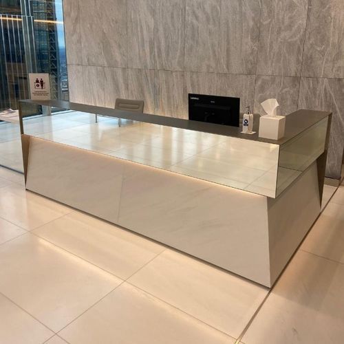 L形前台接待桌 - Specialist Joinery Group - 组合式 / 玻璃 / 发光