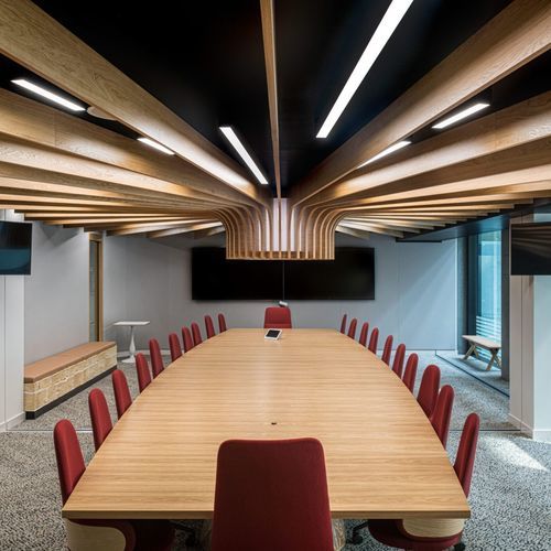 木质吊顶 - Specialist Joinery Group - 条形 / 办公室 / 用于会议大厅