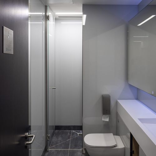 玻璃卫生间隔间 - Specialist Joinery Group - 用于坐便器 / 公共机构用 / 防潮