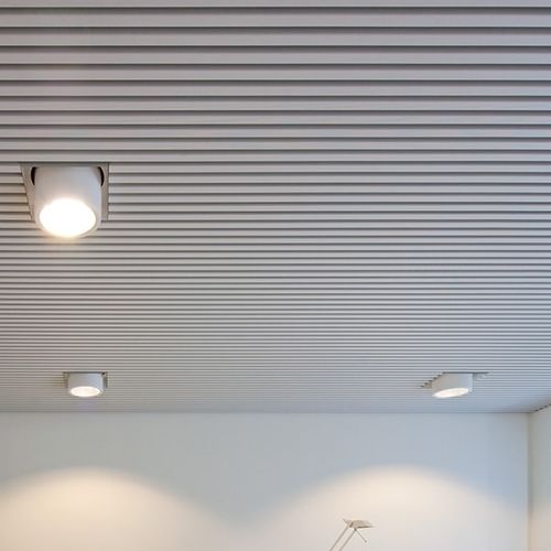 混凝土吊顶 - Luxalon® 30BD / 30BXD CCA - Hunter Douglas Architectural - 条形 / 办公室 / 用于会议大厅
