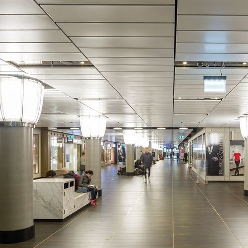 金属吊顶 - Luxalon® Tiles - Hunter Douglas Architectural - 方砖 / 办公室 / 用于会议大厅