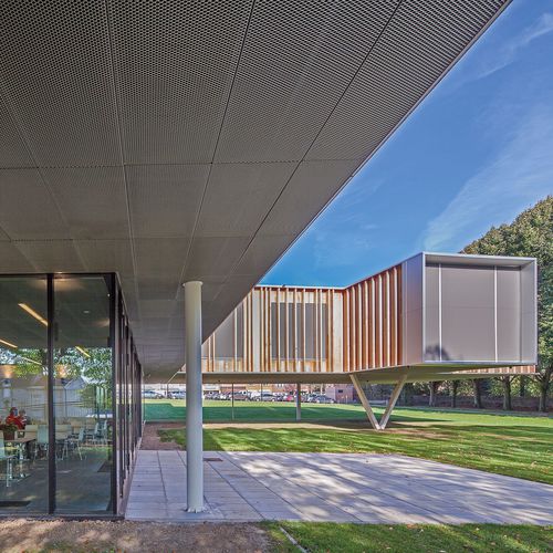 吊顶扣板 - Luxalon® Planks Stretch - Hunter Douglas Architectural - 金属 / 办公室 / 用于会议大厅