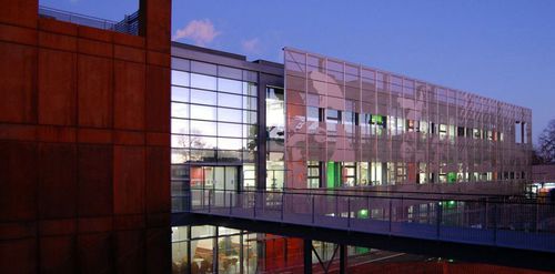 金属丝网建筑遮阳板 - HEREFORD LEARNING CENTRE - James & Taylor - 用于外墙 / 立式 / 带孔
