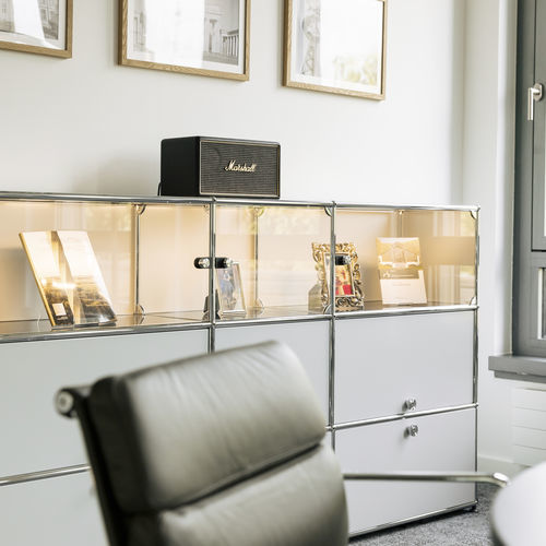 酒瓶陈列架 - USM Haller E - USM Modular Furniture - 用于杂志报纸 / 金属 / 玻璃
