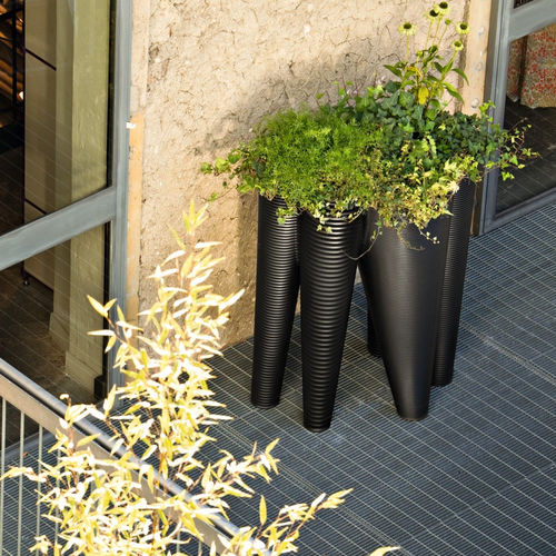 低密度聚乙烯LDPE园艺花盆 - THE VASES  - SERRALUNGA - 家用 / Ron Arad 设计 / 黑色