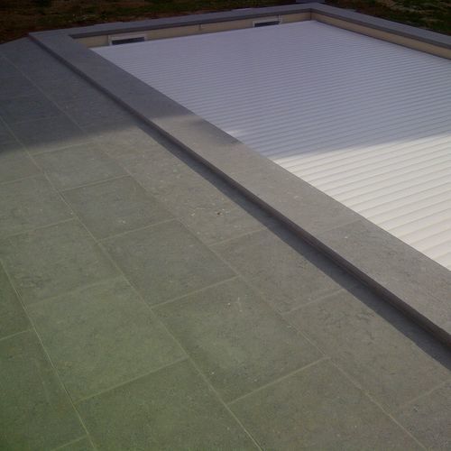 石灰石泳池边石 - Lagos Blue coping - LUSOROCHAS NATURAL STONE - 防滑