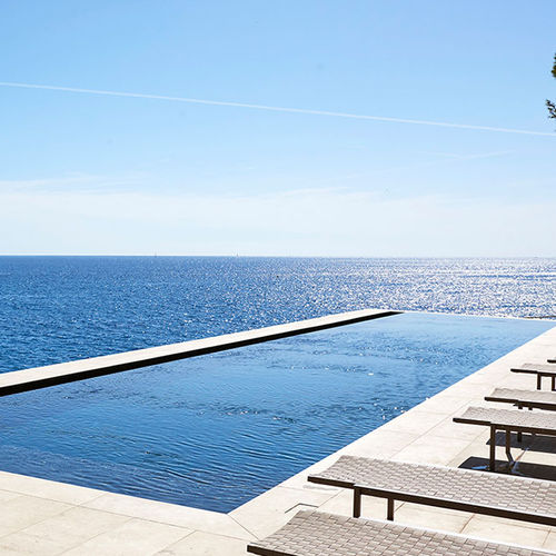 无边式游泳池 - ROCHES BLANCHES À CASSIS - PISCINES CARRE BLEU - 泳道 / 户外 / 酒店