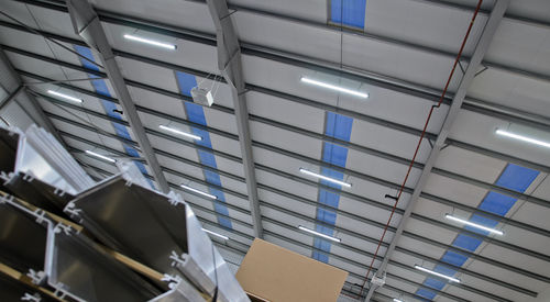 悬挂式照明设备 - SOLOW - Thorlux Lighting / F.W. Thorpe PLC - LED式 / 线性 / 挤压铝材