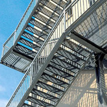 金属板台阶 - STAIRTREADS - GRIDIRON S.P.A. - Unipersonale - 防滑 / 网格