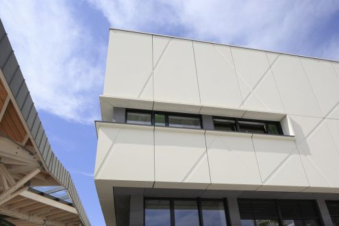 立面板 - LOU BLAZER SECONDARY SCHOOL - MONTBÉLIARD - Betsinor - 合成玻璃水泥 / 冲制 / 光滑