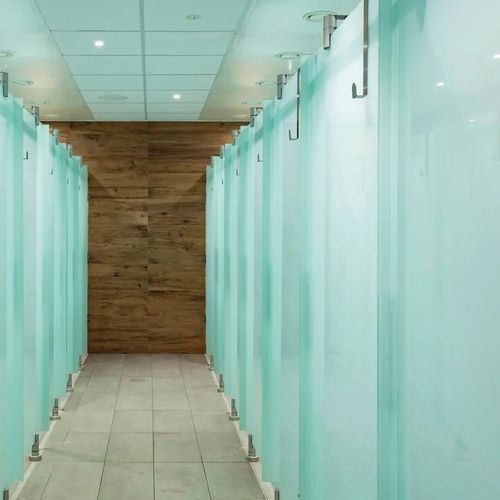淬火玻璃卫生间隔间 - STUDIO S - Fit Interiors - HPL / 挤压铝材 / 不锈钢