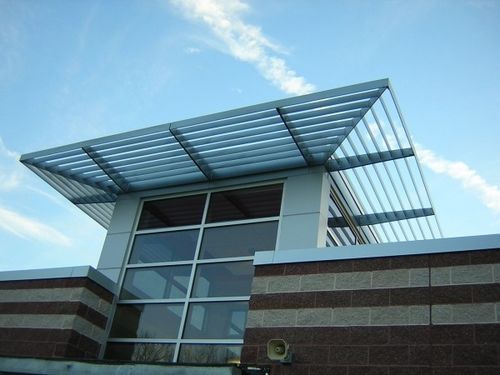 金属建筑遮阳板 - SUNSCREENS - LEED HIMMEL - 用于外墙 / 卧式