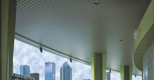 金属吊顶 - PLANARMACRO® / MACROPLUS™ - CHICAGO METALLIC CORPORATION - 条形 / 声学 / 带孔