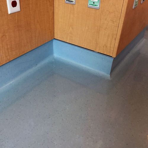 橡胶踢脚线 - GALAXY FLASH COVE - ECOsurfaces Recycled Rubber Flooring