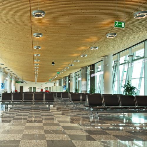木质吊顶 - JOŽE PUČNIK AIRPORT - Riko Hiše - 方砖 / 弯曲
