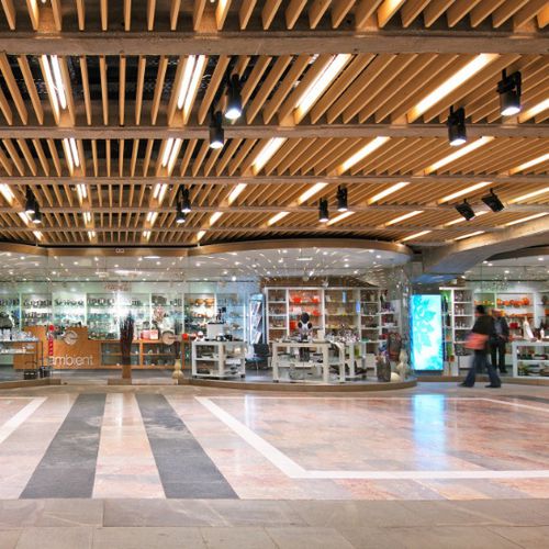 木质吊顶 - MAXIMARKET SHOPPING MALL - Riko Hiše - 条形
