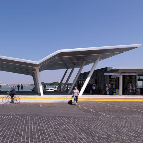 露台雨棚 - ACTV VENICE PIERS, VENICE  - ZINTEK - 金属 / 钛锌板覆层 / 倾斜