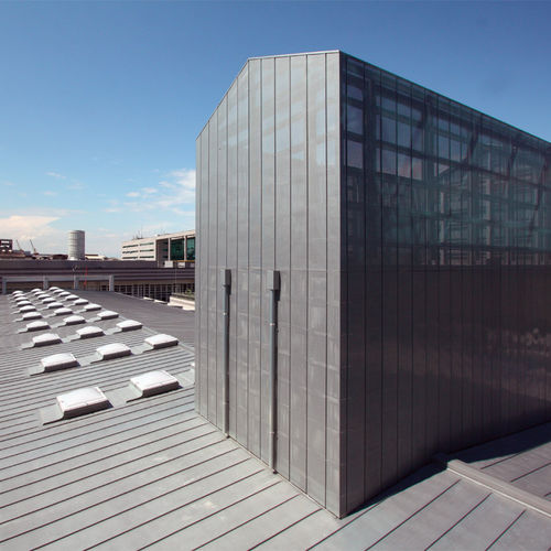 平面式屋顶盖板 - LIFESTYLE CENTER, VENICE  - ZINTEK - 倾斜 / 铜 / 钛锌合金