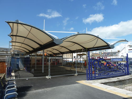 张拉膜雨棚 - NEWQUAY  - Fabric Architecture - 金属支撑结构 / 玻璃纤维膜 / 公共空间