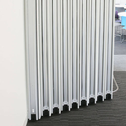 折叠推拉式隔断 - VARIFLEX COMFORTDRIVE - DORMA Hüppe Raumtrennsysteme - 木制 / 专业 / 用于办公室