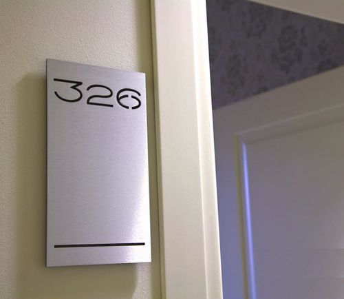 壁挂标识板 - SAV - APIR SRL - Plexiglas®宝克力 / 铝制 / 黄铜