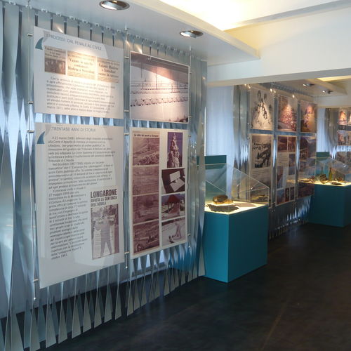 杂志报纸陈列架 - ROD BAR - MUSEO - STUDIO T - 悬挂式 / 金属 / 平板