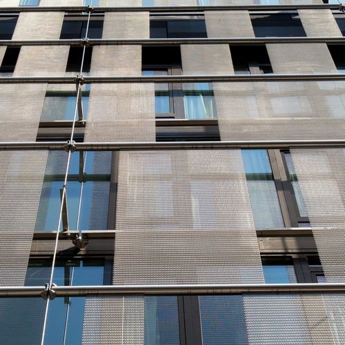 外墙金属丝网 - COURTYARD - Cambridge Architectural Mesh - 三角网格 / 银色 / 板式