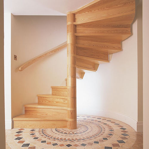 旋转楼梯 / 木质结构 / 木台阶 / 带踢脚板