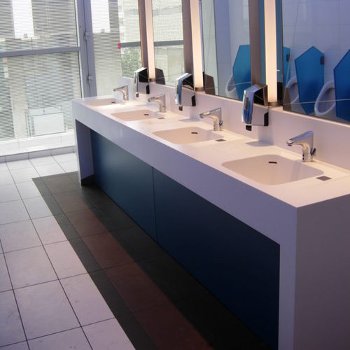 嵌入式台盆 - IMAGE 02 - IMAGE - Corian®可丽耐 / 带调温水龙头 / 多头