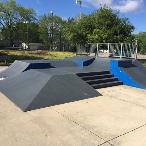 滑板场金字塔 - BLOOMINGTON, IL - World Skate Parks